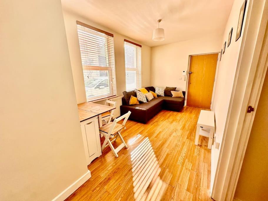 2 Bedroom Apartment In Se13 Londra Dış mekan fotoğraf
